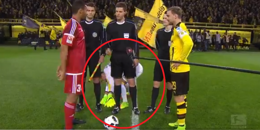 VIDEO - Kocak, Ini Ritual Aneh Kiper Borussia Dortmund Sebelum Pertandingan