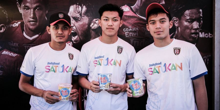 Meriahkan Torch Relay, Pemain Bali United Perkenalkan Pop Mie Edisi Khusus Asian Games