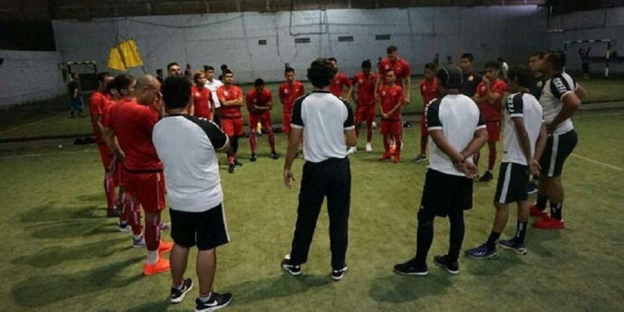 Hujan di Solo Paksa Persija Berlatih di Lapangan Futsal