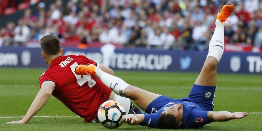 11 Meme Kocak Muncul Usai Phil Jones Lakukan Tekel Ngawur ke Eden Hazard