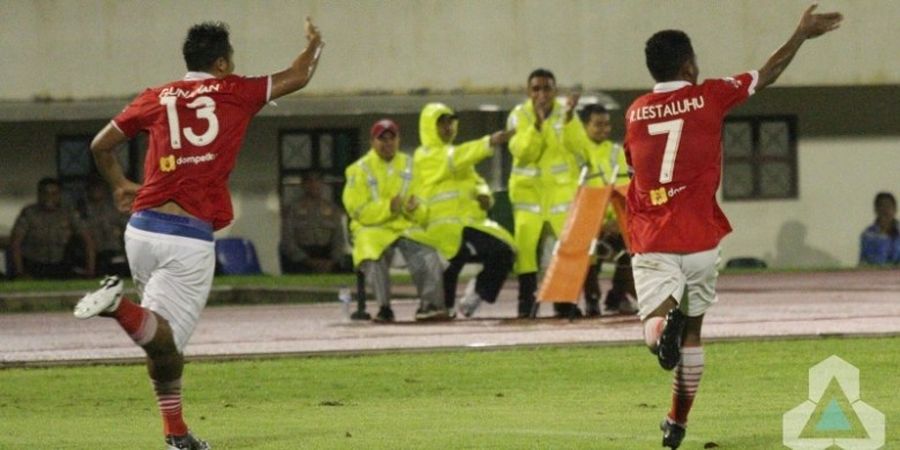 VIDEO - Kocak! Tekuk Persela 2-0, Ramdani Lestaluhu Nyanyi Bareng The Jak di Pinggir Lapangan