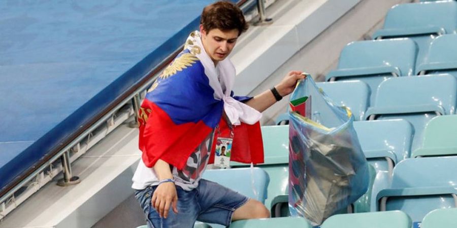 Meski Kecewa dengan Kekalahan, Fan Rusia Tetap Bersihkan Stadion Fisht