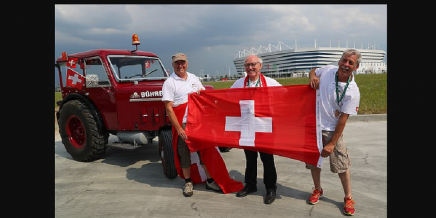 Gokil! Demi Timnas Swiss Tiga Sahabat Ini Lakukan Perjalanan Epik ke Rusia dengan Traktor