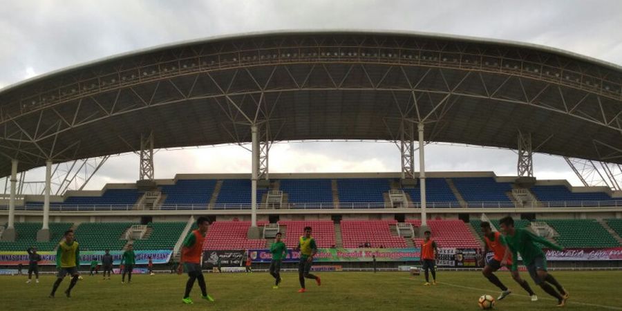 VIDEO - Merinding! Antusiasme Tinggi, Panpel Laga Timnas U-19 Lakukan Hal Ini untuk Menertibkan Publik Jember