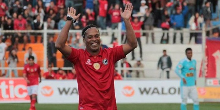 VIDEO - Ronaldinho Datangi Penggemar yang Masuk ke Lapangan, Penonton Heboh