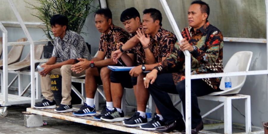 Kemeja Batik ala Pelatih dan Ofisial Persis Solo Ternyata Punya Pesan Mendalam!