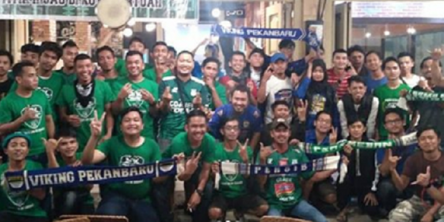 SMeCK Hooligan dan Viking Pekanbaru Jalin Persaudaraan Lewat Nobar PSMS Vs Persib 