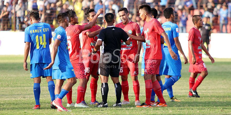 Lagi, Pemain Liga 2 Dilarikan ke Rumah Sakit karena Benturan