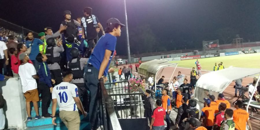 Dinilai Berat Sebelah, Oknum Suporter PSIS Teriaki Wasit dan Lempar Botol 