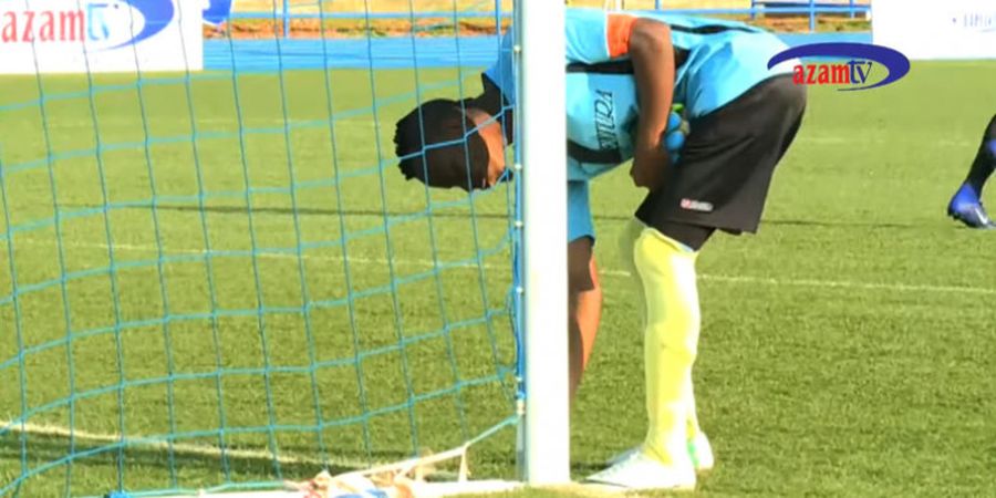 VIDEO - Pasang Jimat Biar Enggak Kebobolan, Kiper Ini Malah Kena Getahnya