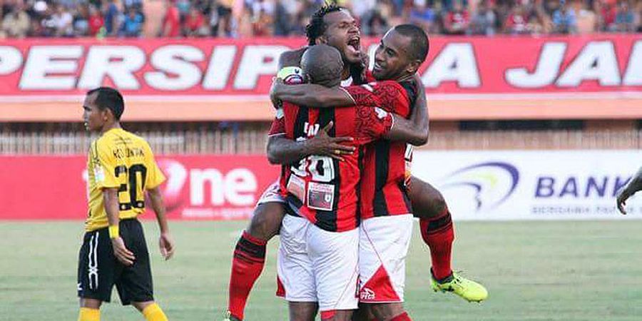 GALERI FOTO - Potret Latihan Terakhir Persipura Jayapura Jelang Hadapi PSM Makassar, Tampilan Unik Boaz Solossa