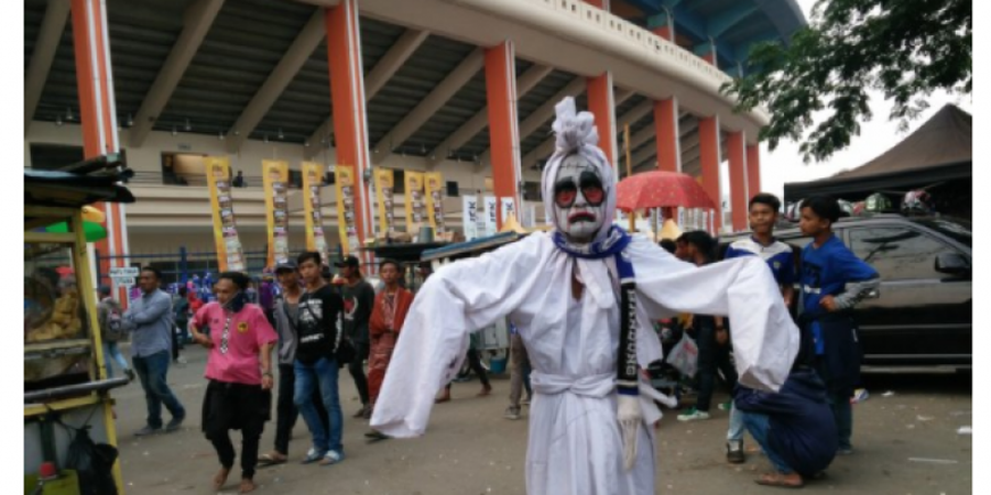 Banyak Calo Berseliweran di Sekitar Stadion Siliwangi, Kota Bandung, Ada Apa Ini?