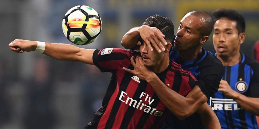 VIDEO - Senggol Andre Silva Sampai Terguling-guling, Bek Termahal Inter Milan Dijuluki Tank!