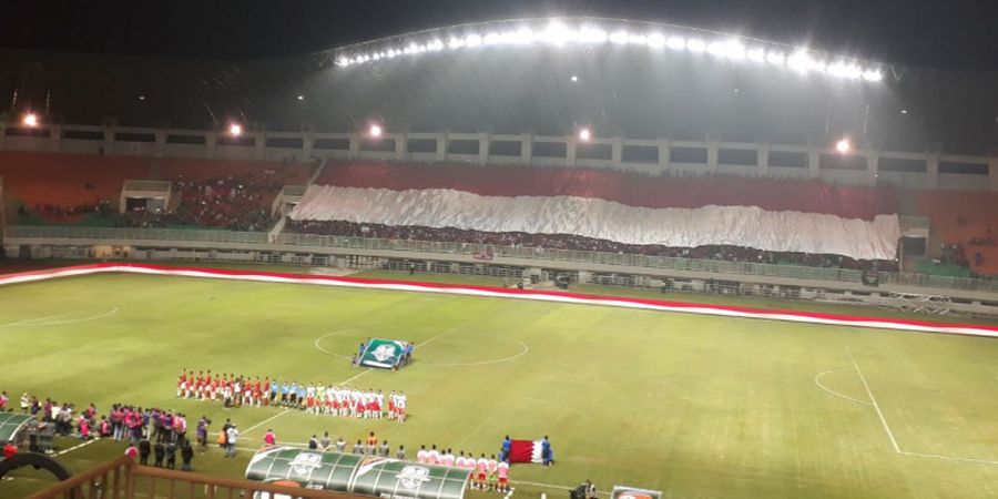 Indonesia Vs Bahrain -  Sang Merah Putih Raksasa Berkibar di Pakansari