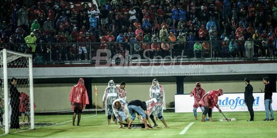 Demi Laga Bali United Bisa Tetap Berlangsung, Panpel Rela 'Ngepel' Lapangan dengan Alat Seadanya, Ini Videonya