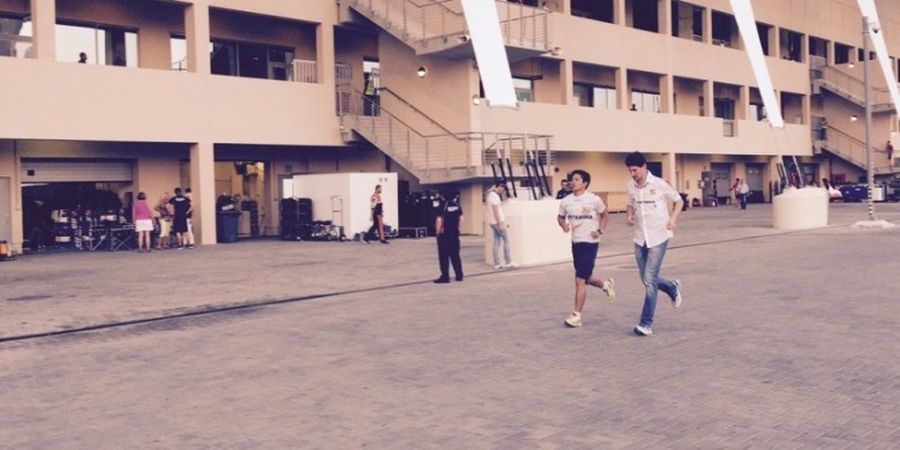 Rio Haryanto Bermain Bola Tenis Meja Sebelum Balapan