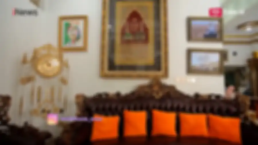 Rumah Mamah Dedeh yang bernuansa emas