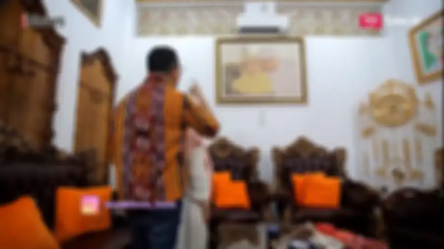 Rumah Mamah Dedeh yang bernuansa emas