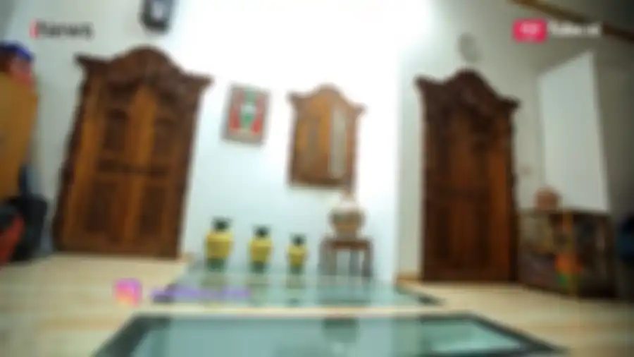 Rumah Mamah Dedeh yang bernuansa emas