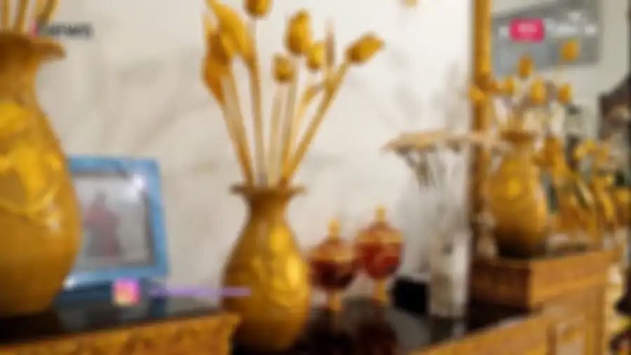 Rumah Mewah Mamah Dedeh yang Bernuansa Emas