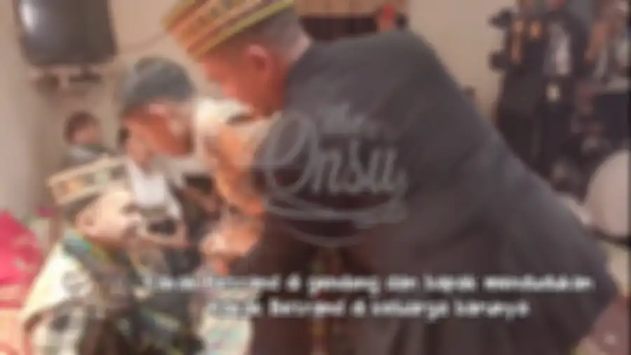 Betrand saat diserahkan kepada orangtua barunya, Ruben Onsu dan Sarwendah.