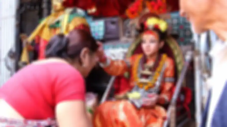 Dewi Kumari memberkati pengunjung di sebuah festival lokal