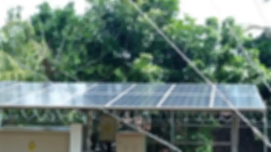 Panel surya di BTS BAKTI di Desa Selong Belanak, Lombok tengah 