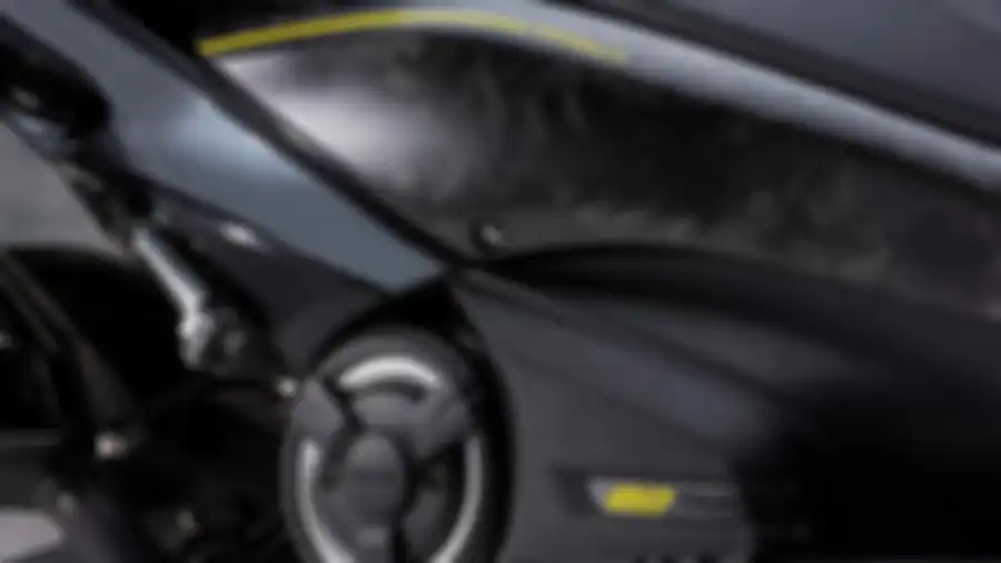 Beberapa bagian bodi Yamaha TMAX 20th Annniversary terbuat dari serat karbon.