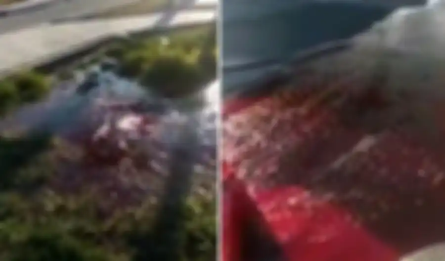 Setelah diguncang gempa, air berwarna merah darah keluar dari jalanan Turki