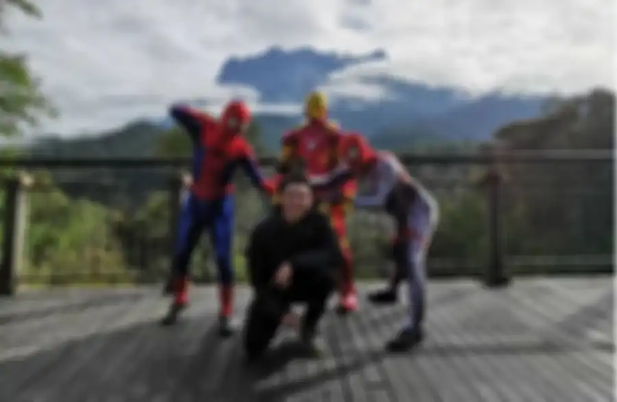 Kelompok pendaki Gunung Kinabalu yang menggunakan kostum Avengers.