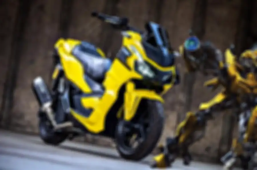 Modifikasi motor Thailand Honda ADV 150 dengan warna khas Transformer Bumblebee