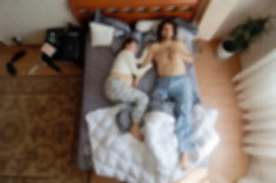 Tidur agak berjauhan