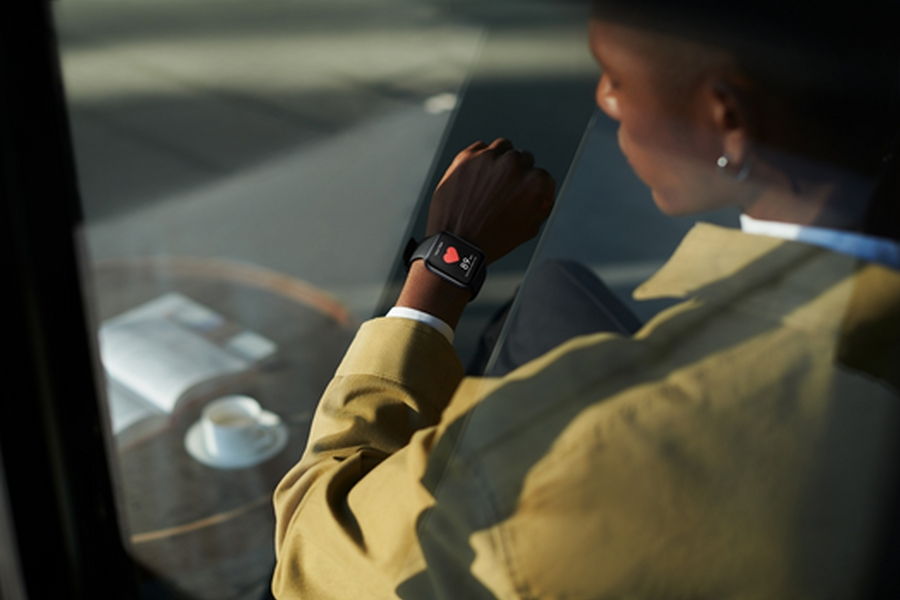 OPPO Watch dilengkapi dengan sensor untuk mengukur irama detak jantung 