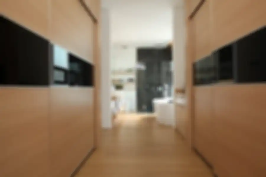 Kamar mandi dan walk-in closet  dibuat menyatu tanpa adanya sekat. Ini dimaksudkan agar sirkulasi ge