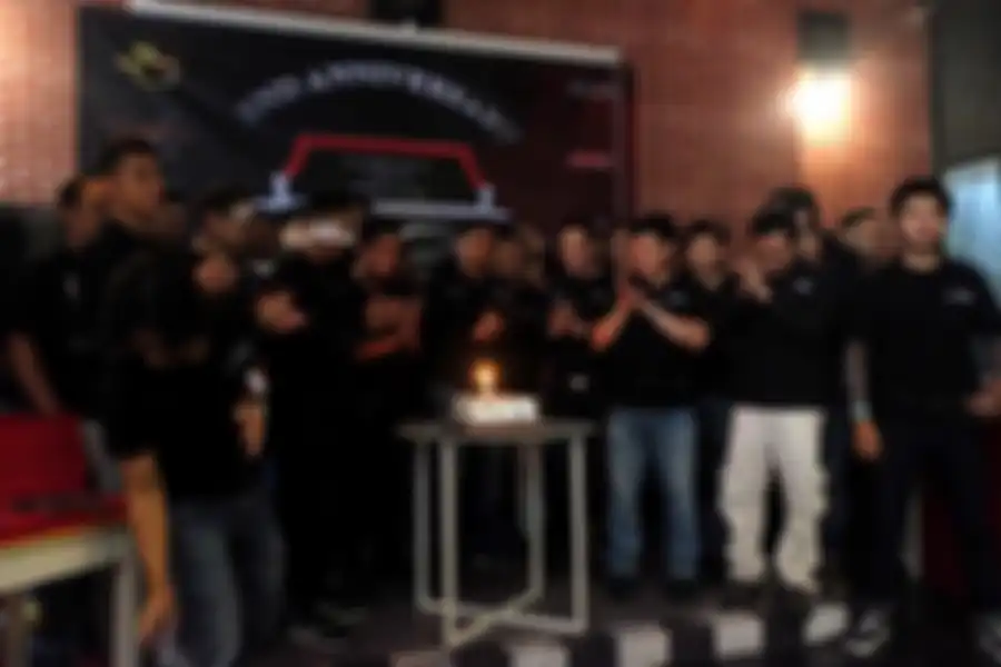 Prosesi pemotongan kue oleh para anggota Z900 Baikaa Indonesia