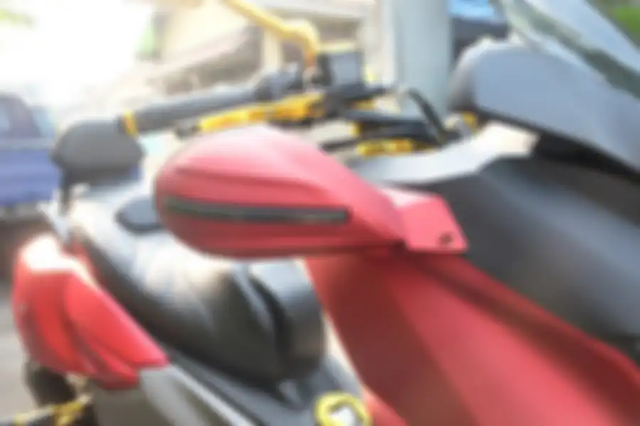 Spion dengan lampu sein dipasang di cover bodi NMAX ala XMAX