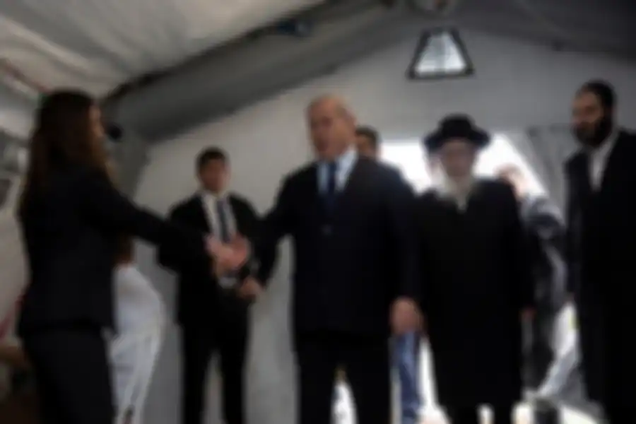 Perdana Menteri Israel Benjamin Netanyahu tiba di tenda selama kunjungannya ke Pusat Medis Chaim Sheba
