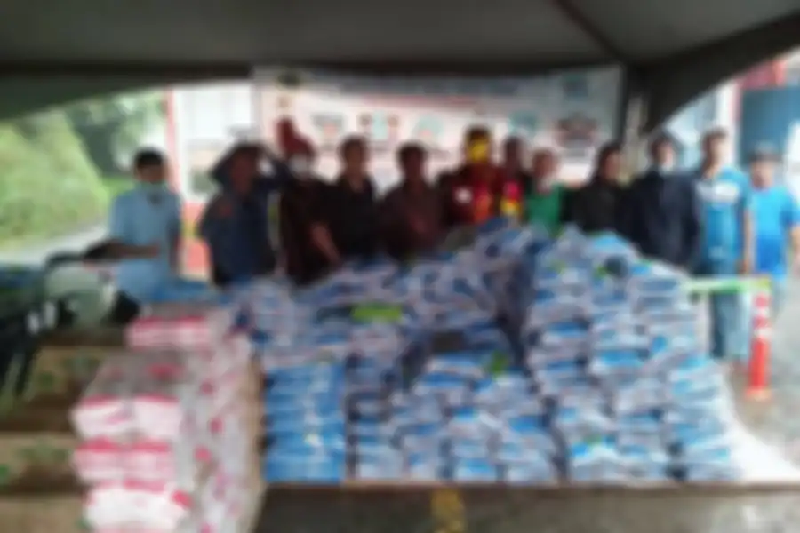 Bantuan dari kelompok pendaki Gunung Kinabalu yang menggunakan kostum Avengers.