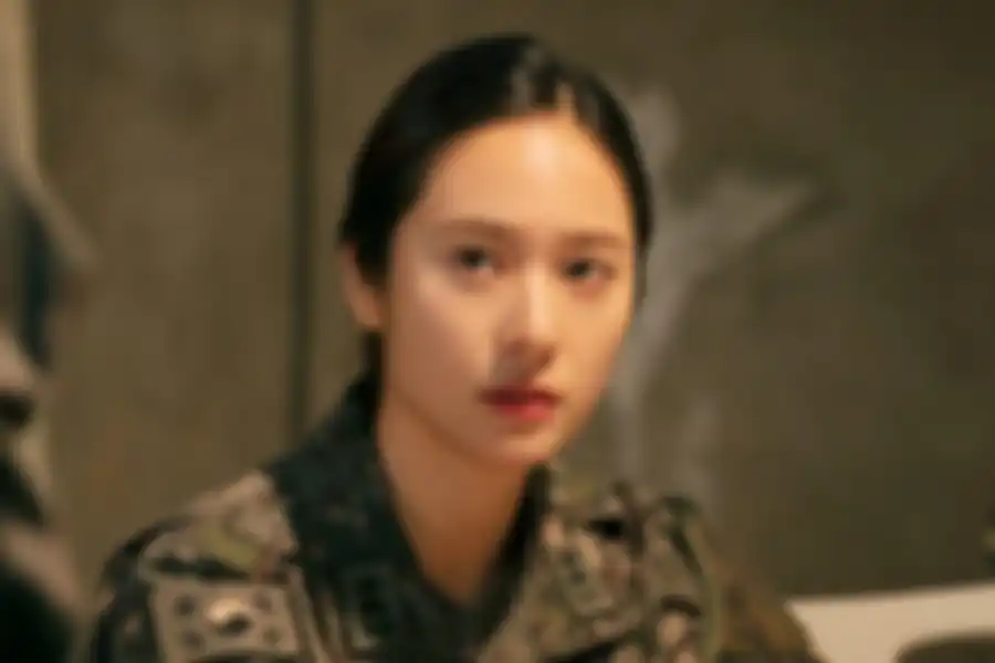 Krystal sebagai tentara elit Korea Selatan dalam drama Search. 