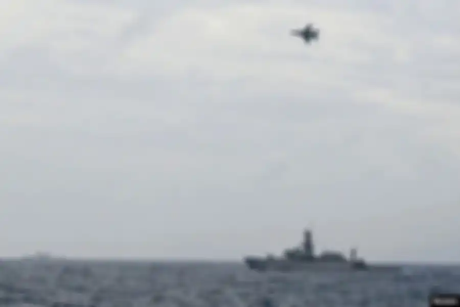 Pesawat jet tempur F-16 TNI AU terbang di atas kapal perang TNI AL saat melakukan operasi di Natuna, dekat Laut China Selatan, 10 Januari 2020.