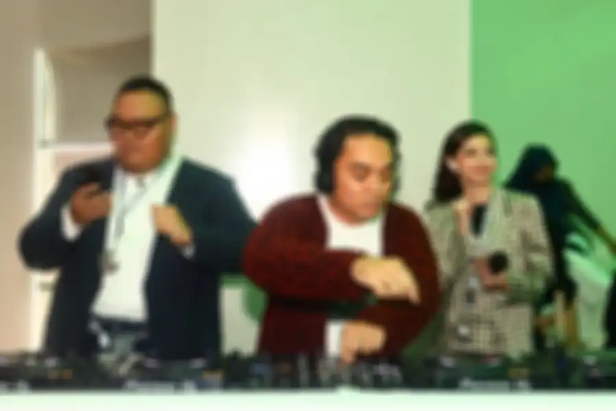 Penampilan musik dari DJ Dipha Barus dinikmati pengunjung dengan TWS Oppo Enco Buds 2