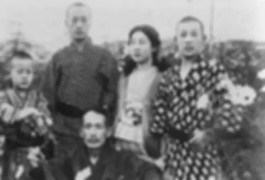 Yoshiko Kawashima bersama tiga saudara laki-lakinya dan ayah angkatnya, Naniwa Kawashima.