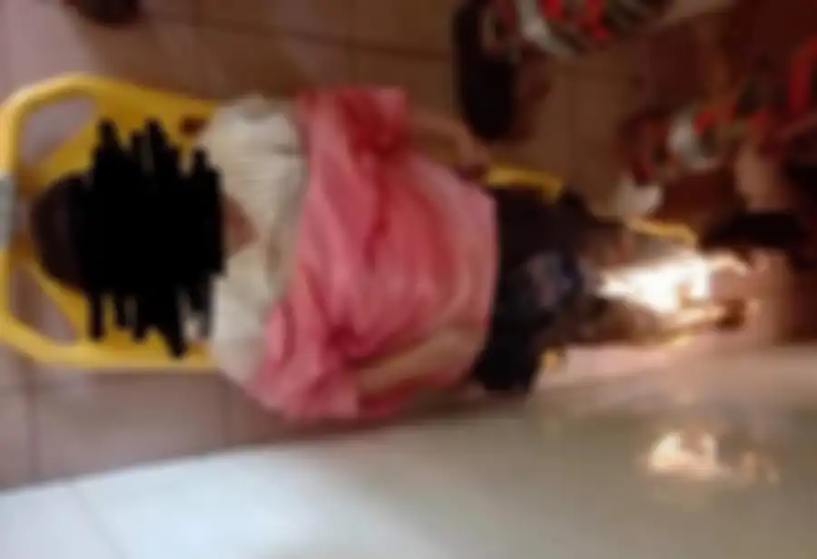 Petugas BOMBA berhasil mengeluarkan wanita yang terperosok masuk ke dalam jamban.