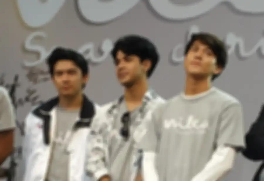 Iqbaal Ramadhan dan cast film Milea saat menghadiri meet and greet di Ciwalk Mall, Bandung, Kamis (13/2)