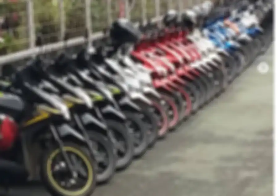 Motor Honda BeAT diparkir rapi