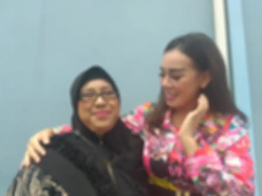 Bebby Fey dan sang ibu, Hikmah | Sang Putri Ngaku Pernah Diperkosa Genderuwo 6 Kali, Ibunda Bebby Fey Sama Sekali Tak Kaget: Saya Juga Begitu