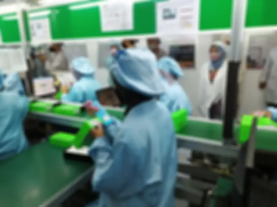 Suasana para pekerja di pabrik ARM perakit Infinix di Cikarang
