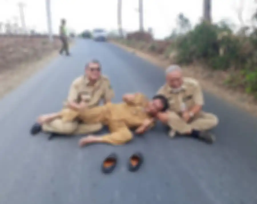Aksi unik Bupati Banjarnegara, Budhi Sarwono di jalan yang halus