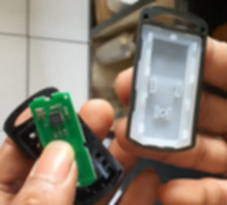 Ternyata ada lapisan karet pada bagian dalam remote keyless 