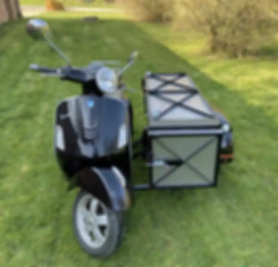 Vespa GTS 300 dilengkapi sespan untuk jualan makanan.